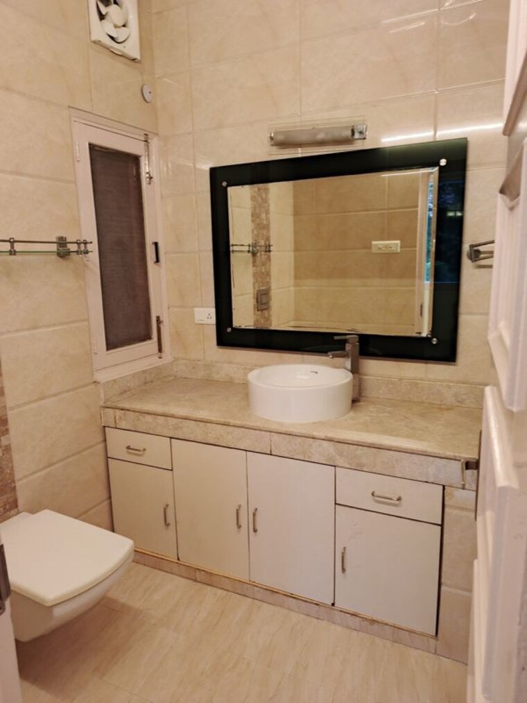 Attached Bathroom, golf links 2 Bedroom 2100 Sq.Ft. Builder Floor In Golf Links Delhi 9849019