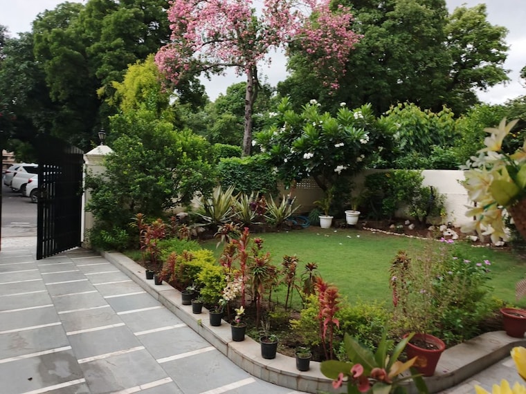 Garden, golf links 2 Bedroom 2100 Sq.Ft. Builder Floor In Golf Links Delhi 9849019