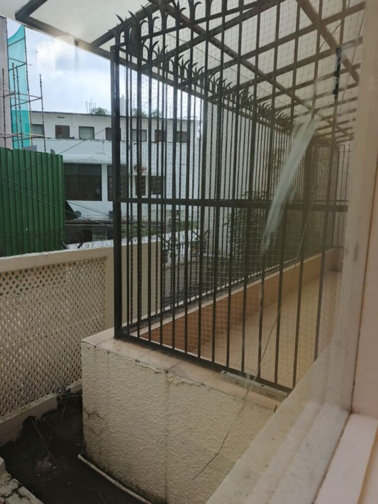 Balcony, golf links 2 Bedroom 2100 Sq.Ft. Builder Floor In Golf Links Delhi 9849019