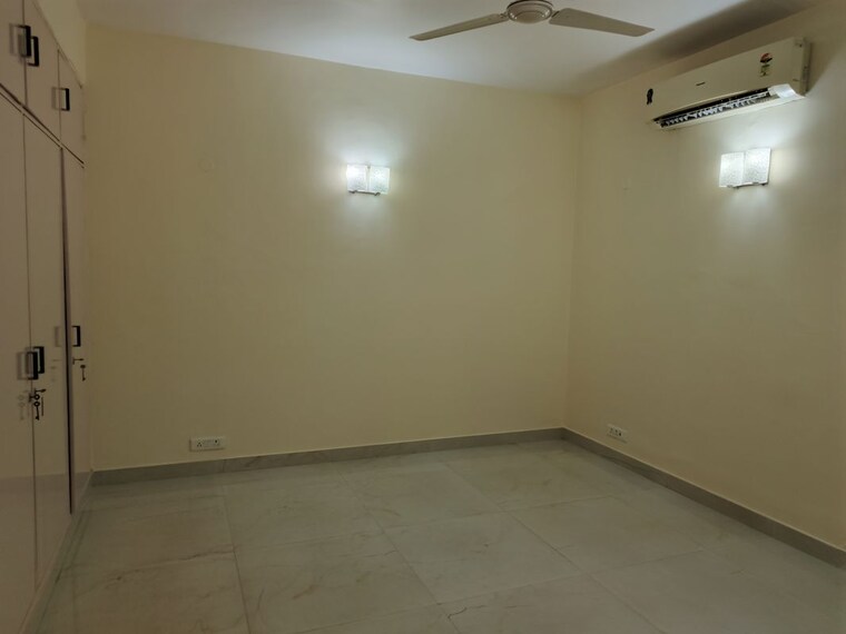 Room, golf links 2 Bedroom 2100 Sq.Ft. Builder Floor In Golf Links Delhi 9849019