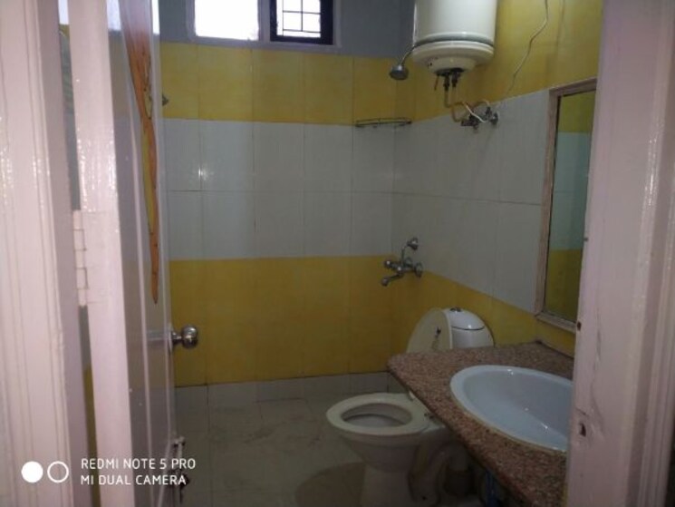 Bathroom, ss-southend-floors 3 Bedroom 1650 Sq.Ft. Builder Floor In South City 2 Gurgaon 9849084