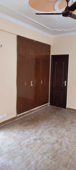 Furnished Amenities in 3 BHK Apartment at Express Zenith, Sector 77 – for Rent