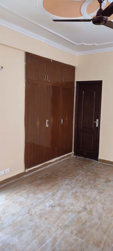 Furnished Amenities in 3 BHK Apartment at Express Zenith, Sector 77 – for Rent