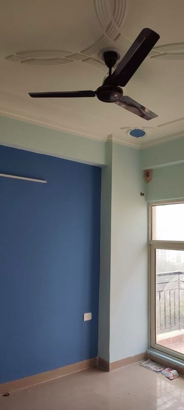 Room in 3 BHK Apartment at Express Zenith, Sector 77 – for Rent