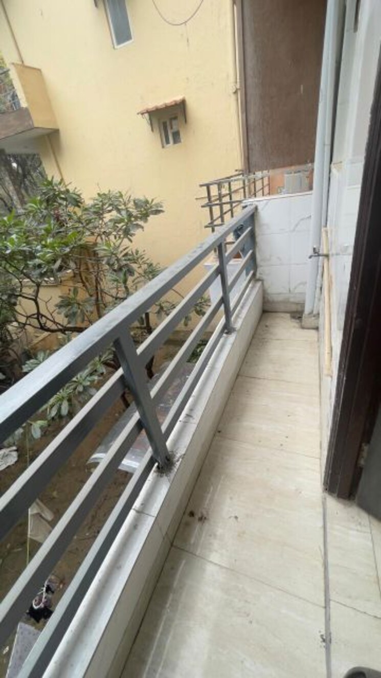 Balcony, minarch-tower Studio 350 Sq.Ft. Builder Floor In Sector 44 Gurgaon 9849400