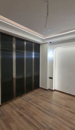 Room in 4 BHK Apartment at Ansal API Versalia, Sector 67a – for Rent