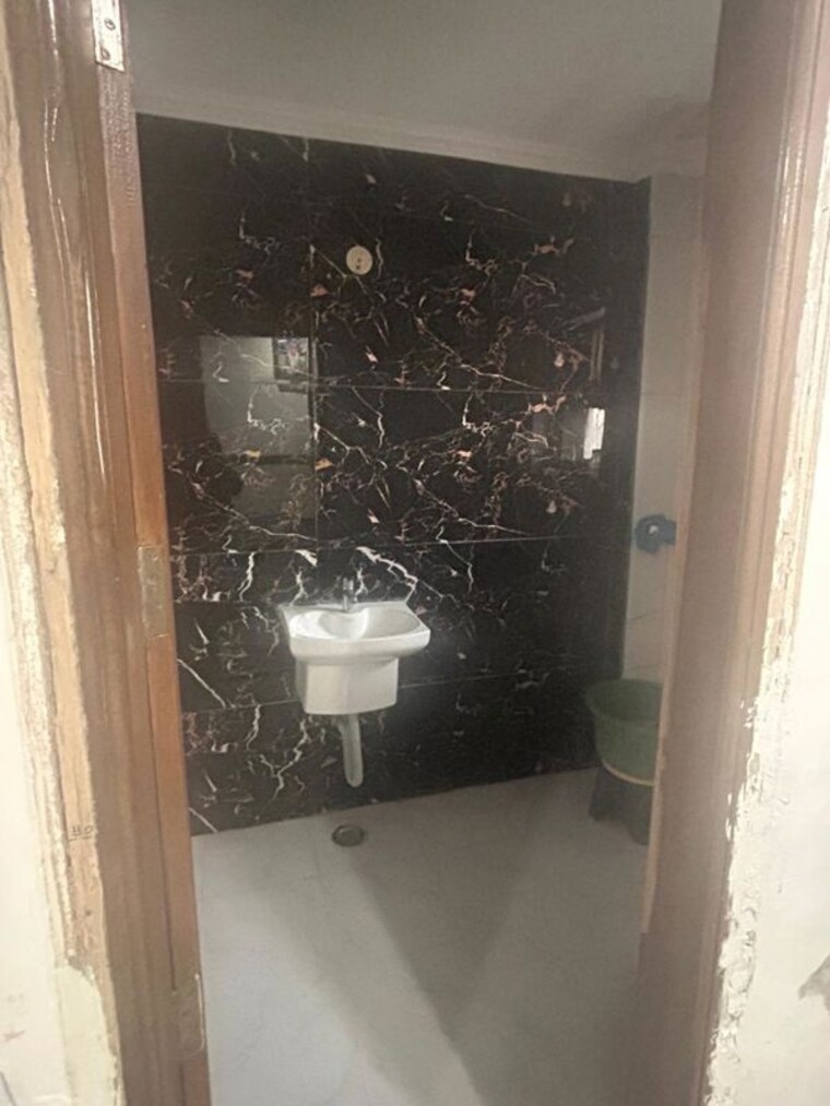 Bathroom, green fields colony 2 Bedroom 1450 Sq.Ft. Builder Floor In Green Fields Colony Faridabad 9850403