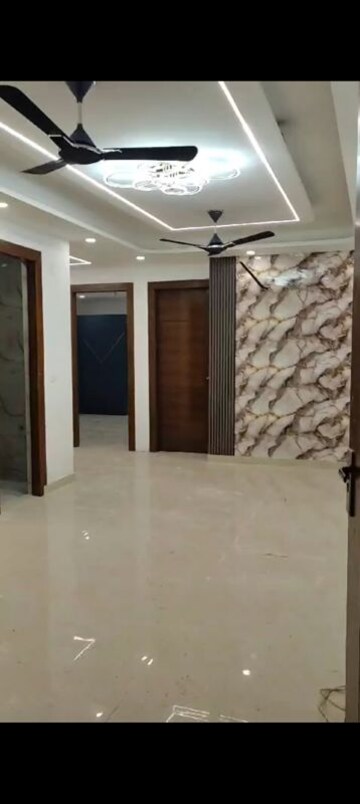 Room in 3.5 BHK Builder Floor at Sector 104 – for Sale