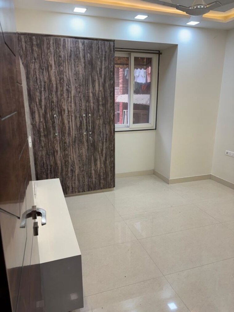 Room, rohini 3 Bedroom 1500 Sq.Ft. Builder Floor In Rohini Delhi 9850916