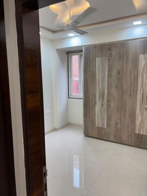 Room in 3 BHK Builder Floor at Rohini – for Rent