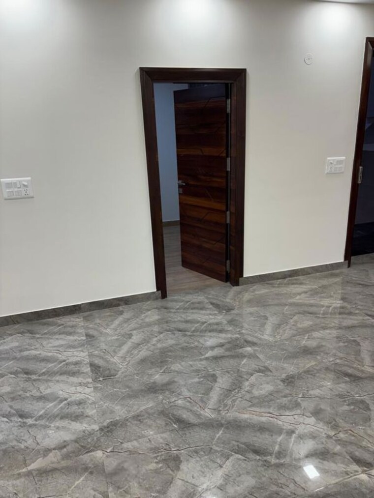 Room, rohini 3 Bedroom 1500 Sq.Ft. Builder Floor In Rohini Delhi 9850916