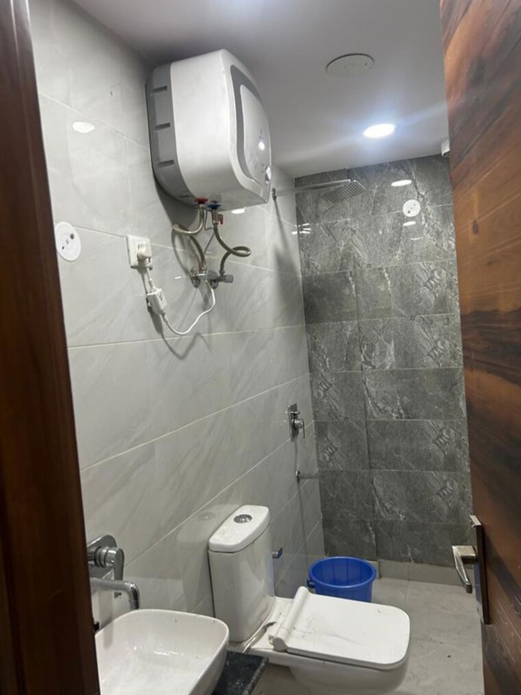 Bathroom, pitampura 1 Bedroom 800 Sq.Ft. Builder Floor In Pitampura Delhi 9850924