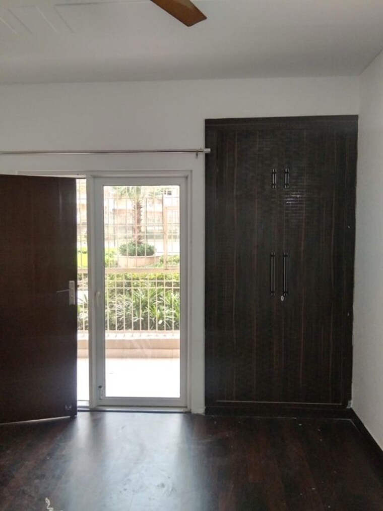 Room, sector 19 6 Bedroom 212 Sq.Yd. Independent House In Sector 19 Noida 9850946