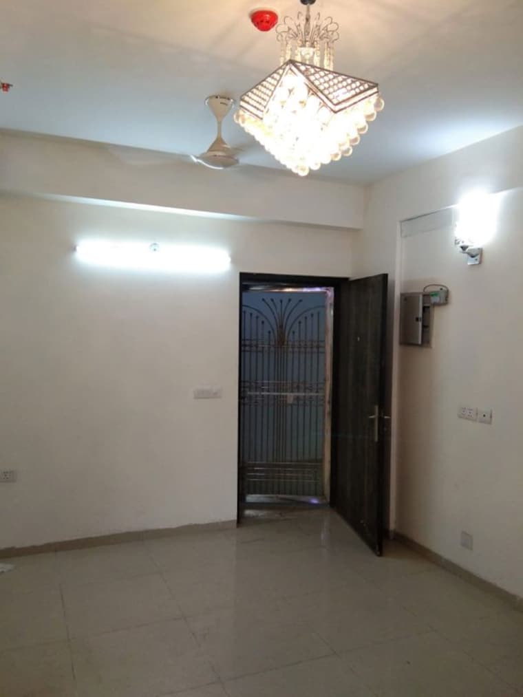 Room, sector 19 6 Bedroom 222 Sq.Yd. Independent House In Sector 19 Noida 9850952