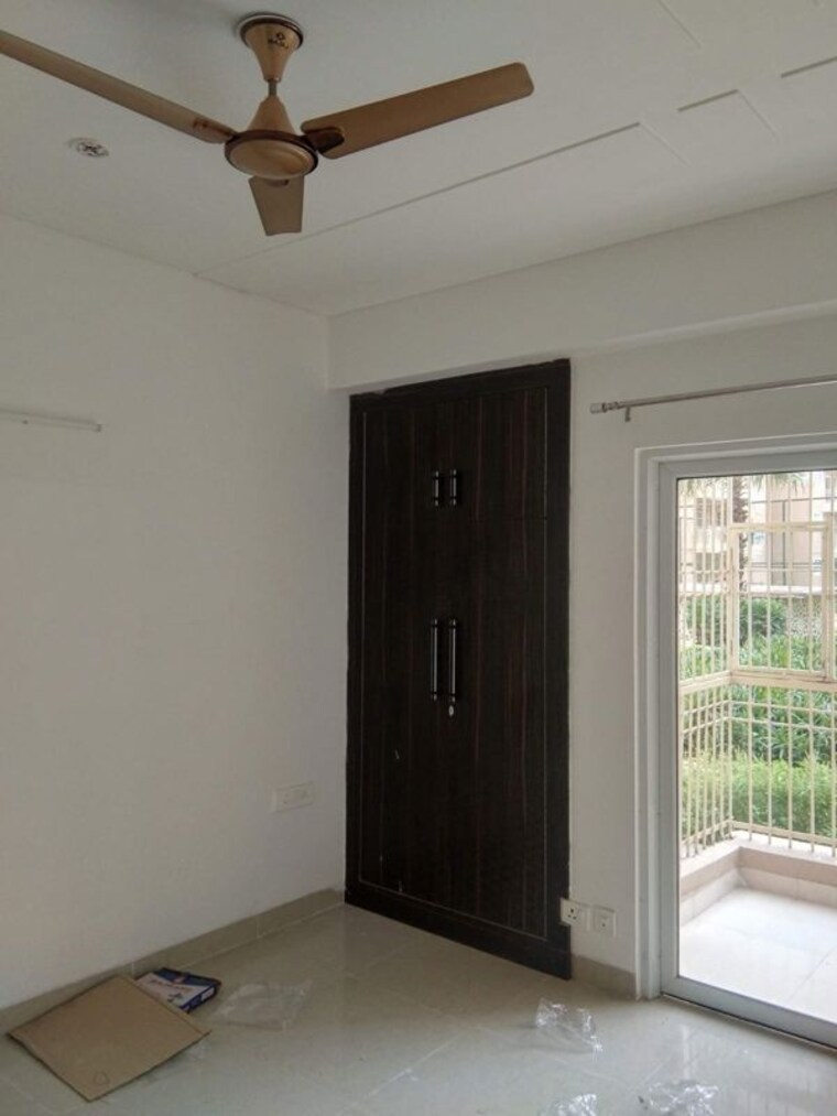 Room, sector 19 6 Bedroom 223 Sq.Yd. Independent House In Sector 19 Noida 9850953