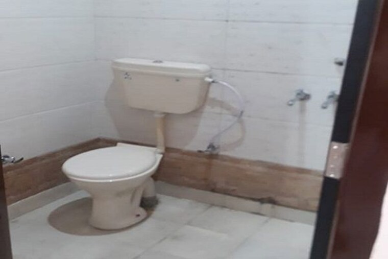 Bathroom, sector 62 1 Bedroom 610 Sq.Ft. Builder Floor In Sector 62 Noida 9851047