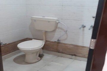 Bathroom in 1.5 BHK Builder Floor at Sector 62 – for Rent