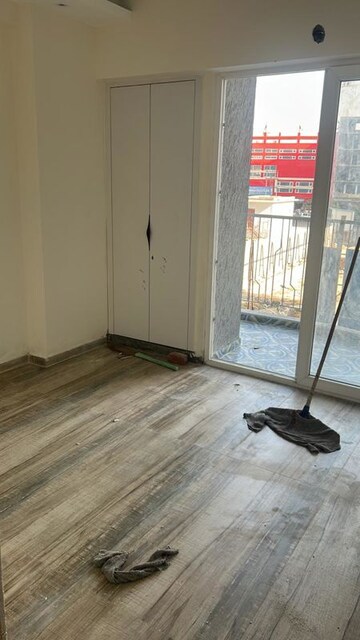 Room in 3 BHK Apartment at Rishabh Hindon Green Valley, Ahinsa Khand 2 – for Sale