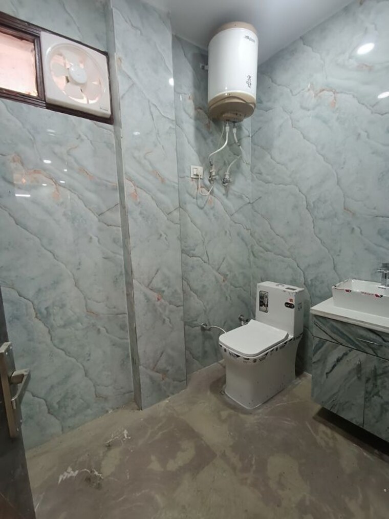 Bathroom, govindpuri 3 Bedroom 900 Sq.Ft. Builder Floor In Govindpuri Delhi 9851182