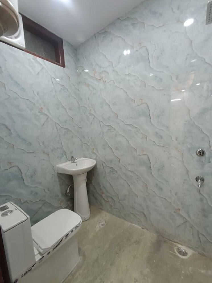 Bathroom, govindpuri 3 Bedroom 900 Sq.Ft. Builder Floor In Govindpuri Delhi 9851182