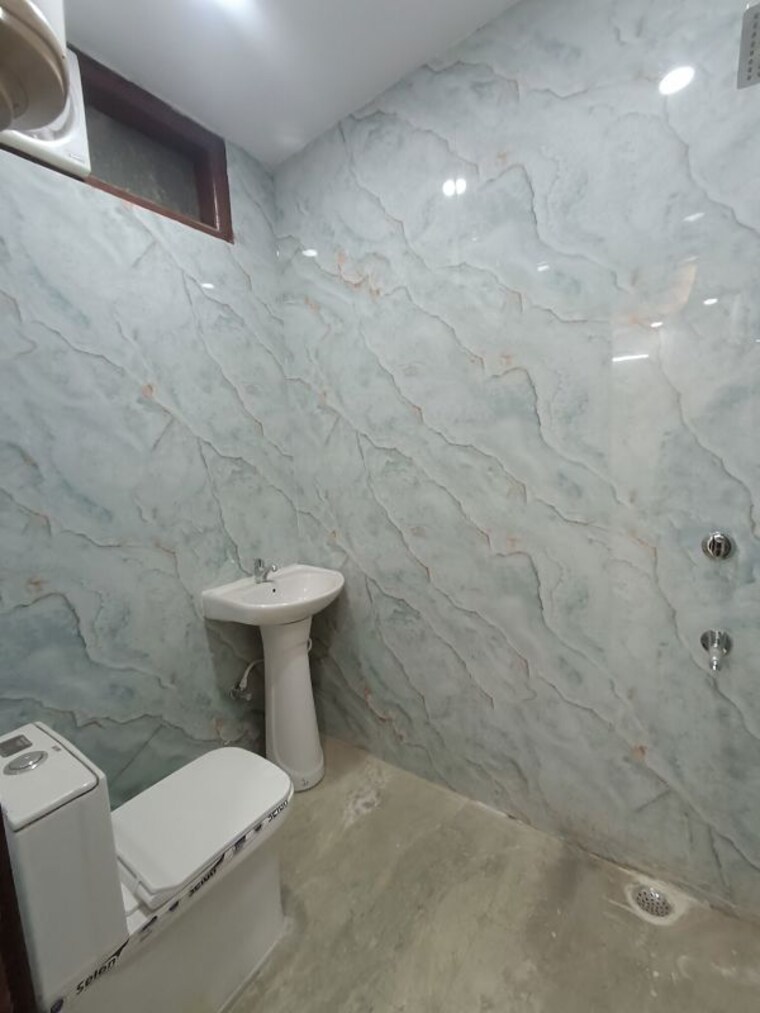 Bathroom, govindpuri 3 Bedroom 900 Sq.Ft. Builder Floor In Govindpuri Delhi 9851182