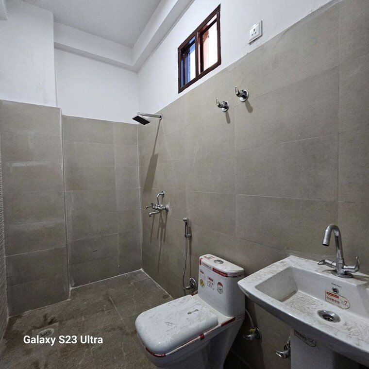 Bathroom, sector 16b greater noida 3.5 Bedroom 100 Sq.Yd. Villa In Sector 16b Greater Noida Greater Noida 9851381