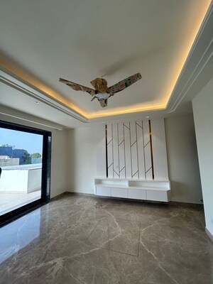 Room in 4 BHK Builder Floor at Dlf Phase I – for Rent