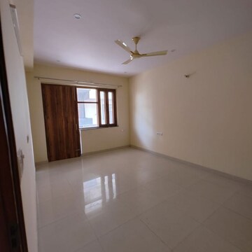 Room in 1 BHK Builder Floor at Sector 9 – for Rent