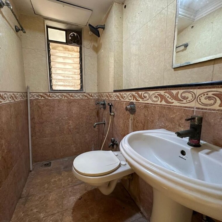 Bathroom, renaisance-towers 3 Bedroom 1300 Sq.Ft. Apartment In Lokhandwala Complex Mumbai 9852172