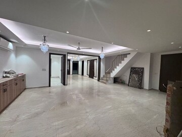 Room in 6 BHK Builder Floor at Palam Vihar – for Rent