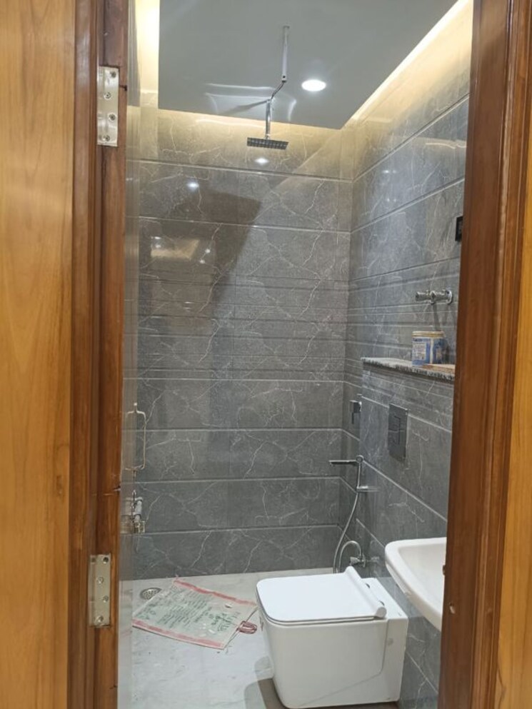 Bathroom, super-mig 3 Bedroom 250 Sq.Mt. Builder Floor In Sector 105 Noida 9852068