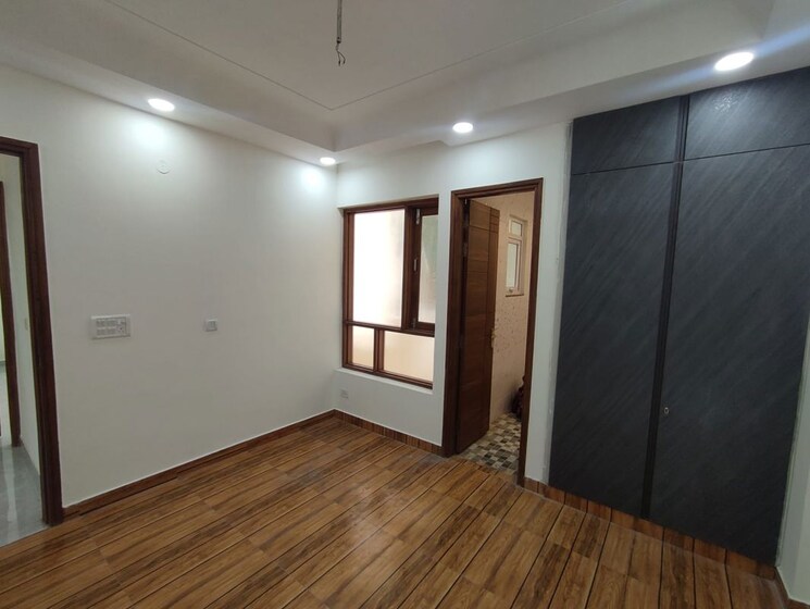 Room, anand vihar 3 Bedroom 1800 Sq.Ft. Builder Floor In Anand Vihar Delhi 9852413