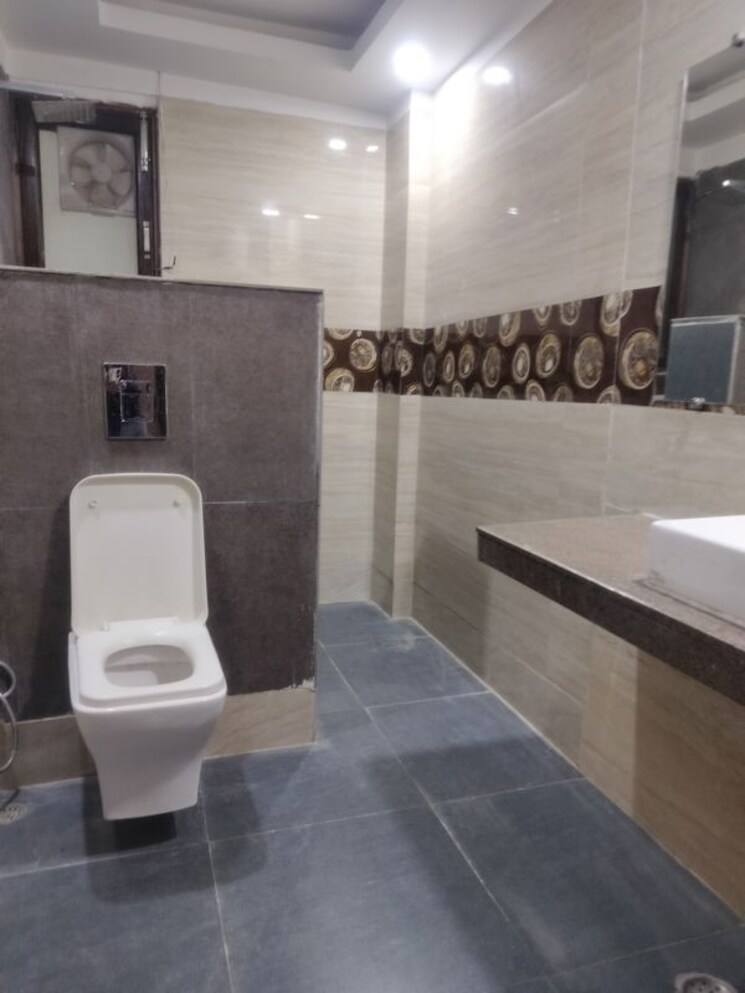 Bathroom, vasant kunj 4 Bedroom 2500 Sq.Ft. Builder Floor In Vasant Kunj Delhi 9852460