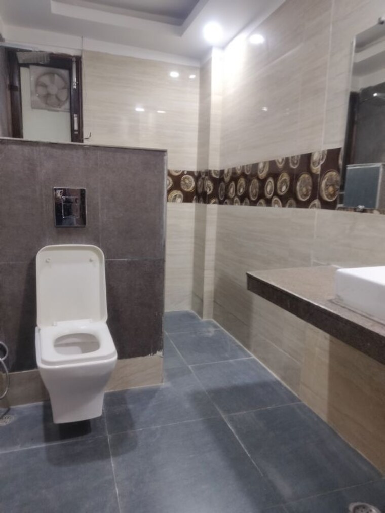 Bathroom, vasant kunj 4 Bedroom 2500 Sq.Ft. Builder Floor In Vasant Kunj Delhi 9852460