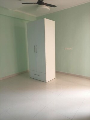 Room in 3 BHK Apartment at Ghazipur – for Rent