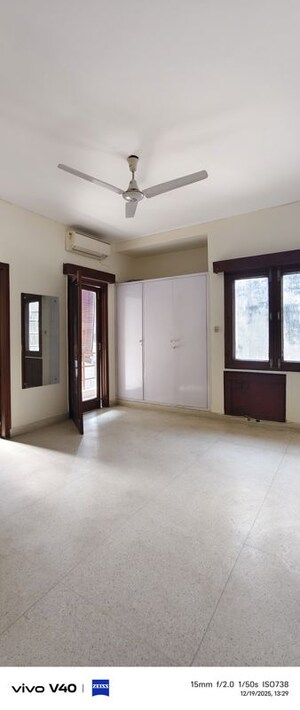 Room in 2.5 BHK Apartment at Defence Colony – for Rent