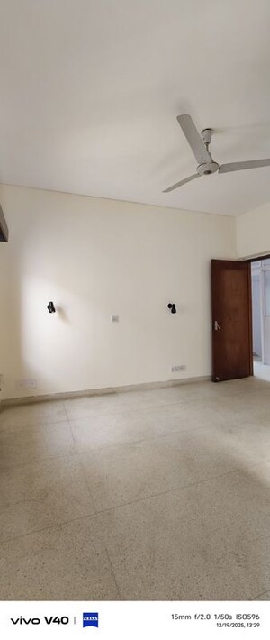 Room in 2.5 BHK Apartment at Defence Colony – for Rent