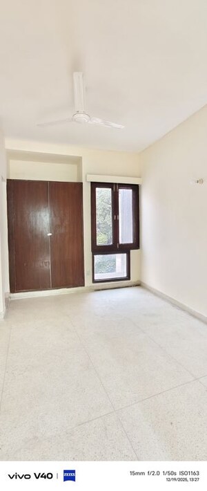 Room in 2.5 BHK Apartment at Defence Colony – for Rent