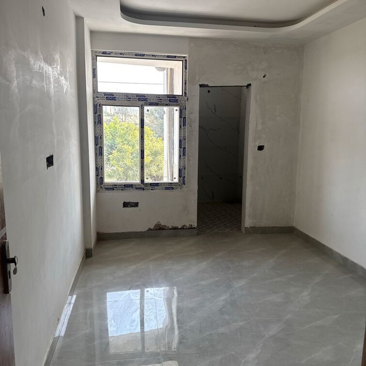 Room, sector 81 3 Bedroom 1200 Sq.Ft. Builder Floor In Sector 81 Noida 9852826