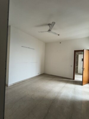 Room in 3.5 BHK Apartment at Pioneer Park Presidia, Sector 62 – for Rent