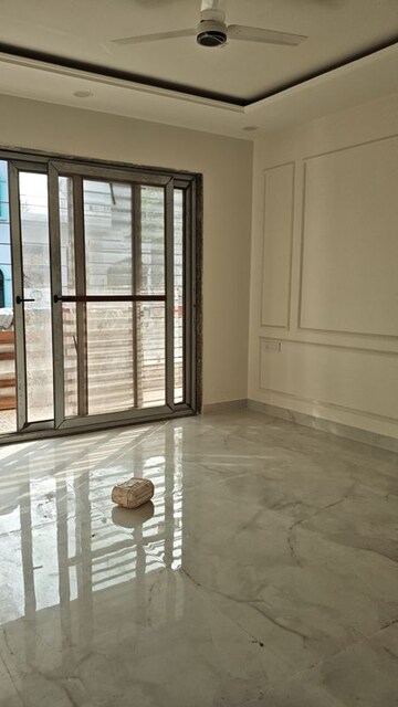 Room in 3 BHK Builder Floor at Lakshay Homes Villas, Sector 19 – for Rent