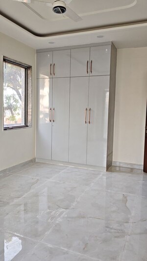 Room in 3 BHK Builder Floor at Lakshay Homes Villas, Sector 19 – for Rent