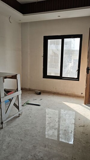 Room in 3 BHK Builder Floor at Sector 28 – for Rent