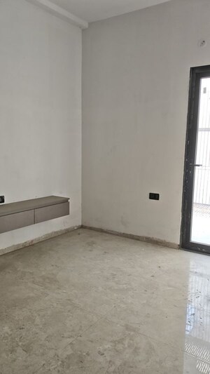 Room in 3 BHK Builder Floor at Sector 28 – for Rent