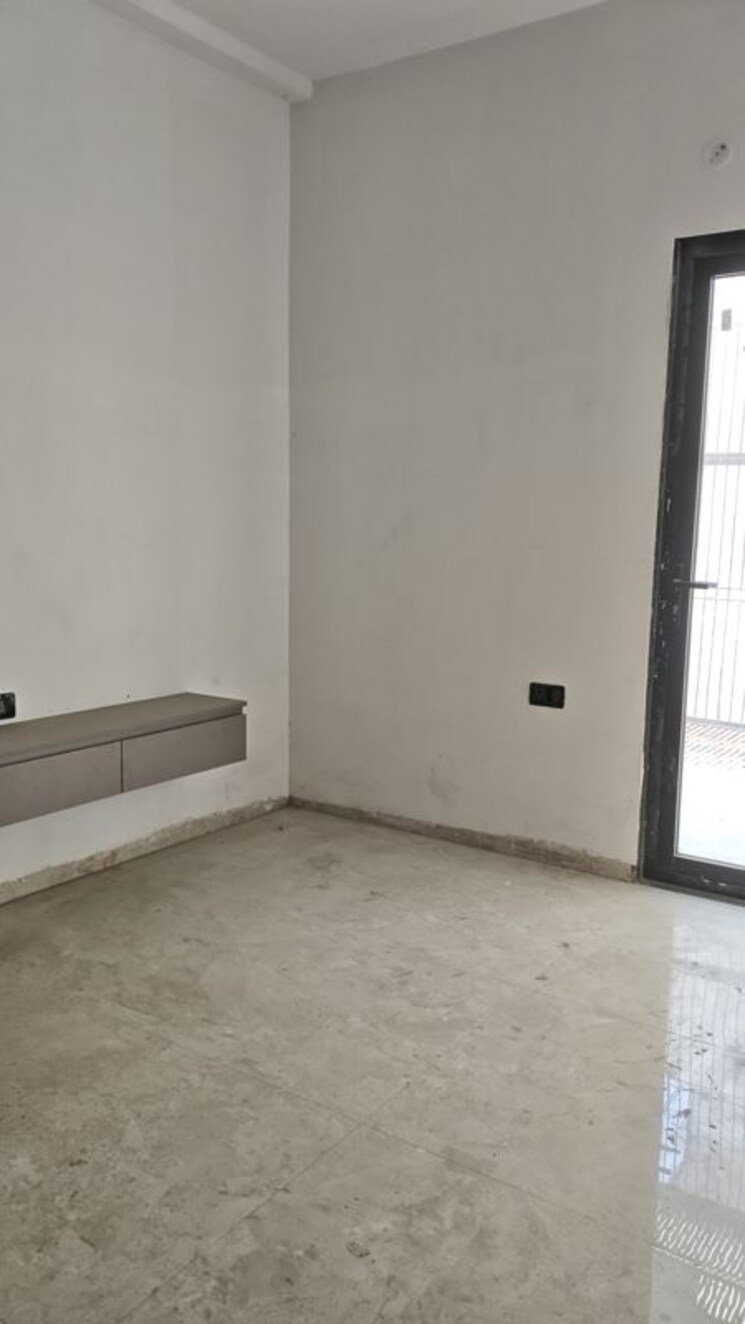 Room, sector 28 3 Bedroom 250 Sq.Yd. Builder Floor In Sector 28 Faridabad 9852860