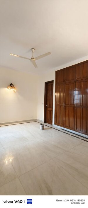 Room in 3 BHK Builder Floor at Defence Colony – for Rent