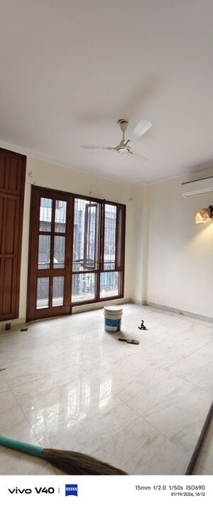 Room in 3 BHK Builder Floor at Defence Colony – for Rent