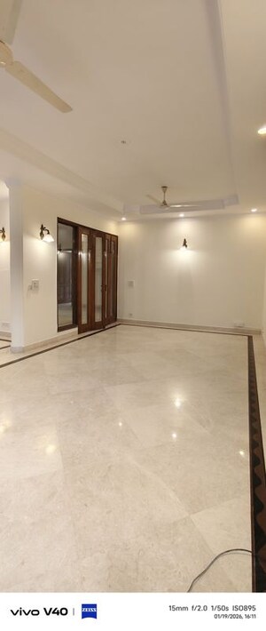 Room in 3 BHK Builder Floor at Defence Colony – for Rent