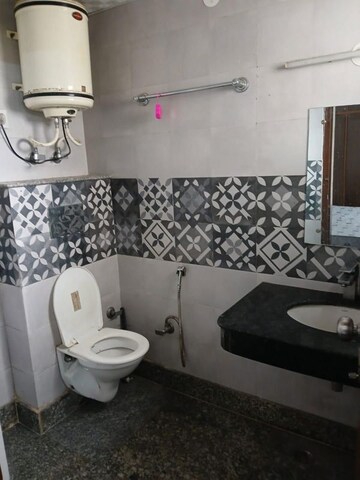 Bathroom in 1 BHK Builder Floor at Sector 46 – for Rent