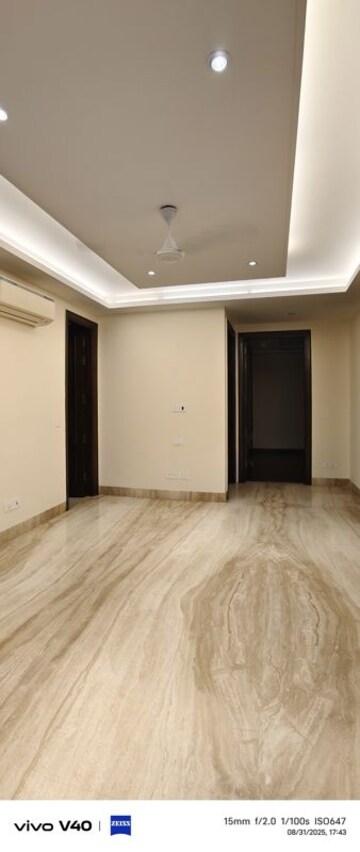 Room in 4 BHK Apartment at Defence Colony – for Rent